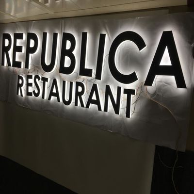 OEM ODM प्लास्टिक वर्णमाला एक्रिलिक प्रबुद्ध साइन स्टोरफ्रंट विज्ञापन