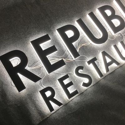 OEM ODM प्लास्टिक वर्णमाला एक्रिलिक प्रबुद्ध साइन स्टोरफ्रंट विज्ञापन