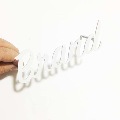 फ्लैट कट व्हाइट पेंट मेटल लेटर साइन ब्रश SS304 चैनल लेटर साइनेज