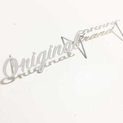 फ्लैट कट व्हाइट पेंट मेटल लेटर साइन ब्रश SS304 चैनल लेटर साइनेज