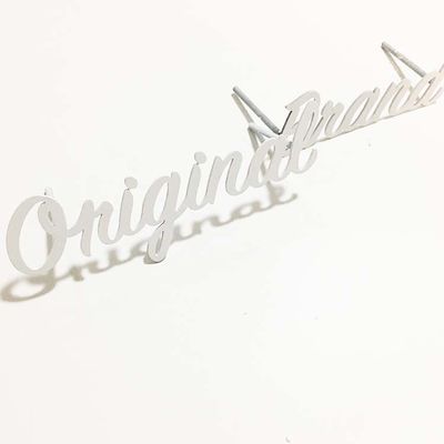 फ्लैट कट व्हाइट पेंट मेटल लेटर साइन ब्रश SS304 चैनल लेटर साइनेज