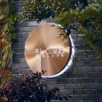 धातु स्टेनलेस स्टील दौर एलईडी लाइट बॉक्स कस्टम लोगो 3 डी प्रबुद्ध