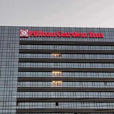 3-5 मिमी एक्रिलिक बिल्डिंग साइन यूवी मुद्रित फैब्रिकेटेड स्टेनलेस स्टील पत्र