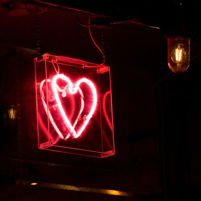 उच्च पारदर्शिता एक्रिलिक निजीकृत नियॉन साइन्स 50000 घंटे जीवन