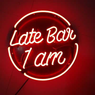 बैकबोर्ड वॉल माउंट के साथ विज्ञापन बार कस्टम नियॉन साइन लाइट बॉक्स