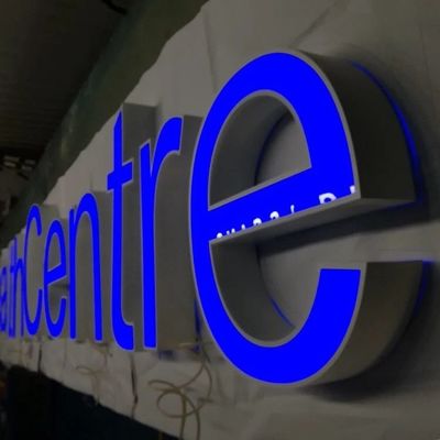 शॉप स्टोरफ्रंट लोगो चैनल लेटर साइन कस्टम पीएमएस कलर्स